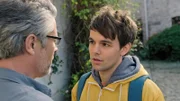 Mattis (Alex James Ellison, r.) hat sich von Mia überzeugen lassen, sich endlich mit seinem Vater Pieter (Philip Battley, l.) auszusprechen.