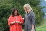 Lena Lorenz (Judith Hoersch, r.) tröstet ihre Mutter Eva (Eva Mattes, l.), deren Sehstörungen nun beide Augen erfasst haben.