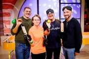 Beim Tischballspielen kommt es nicht nur auf die Schlagkraft an, sondern auch auf ein gutes Gehör. Schiedsrichter Michael Heuer (l.), Tischballspielerin Bianca Schmidt und Tischballspieler Stefan Lohmaier (r.) stellen Elton (2.v.r.) und dem Publikum ihren Sport vor.