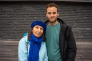 Leon Windscheid mit Bettina Göring vor der Gedenkstätte für die ermordeten Wiesbadener Jüdinnen und Juden