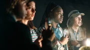 (v.l.n.r.) Nathan (Jean-Baptiste Blanc), Wendie (Capucine Malarre), Léa (Aaliyah Lexilus) und Monsieur Sylvain (Loris Verrecchia) forschen auf den Spuren der alten Legenden von Harz.