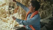 Die pakistanische Ägyptologin Salima Ikram mit der Abbildung eines Schädels in einem Kriegergrab bei Deir el-Bahari in der Nähe von Luxor