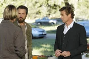 L-R: Haben Carson (Paul David Story) und Matthew Gold (Troy Ruptash) etwas mit dem Mord an dem jungen Botaniker und Cannabis-Forscher Jeremy Reese zu tun? Patrick (Simon Baker) versucht alles, um dies herauszufinden ...