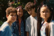 Tom (Noah Bailey), Milli (Marie Ngando), Pit (Metkan Kalan) und Châu (Ngoc Nhi Ha Tran, v.l.n.r.) schauen ihrer Freundin Liv hinterher, die meint zu wissen, wer den Feueralarm tatsächlich ausgelöst hat.