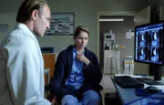 Nachdem Frieda Manthey (Stephanie Krogmann) die ersten Untersuchungen durch Dr. Martin Stein (Bernhard Bettermann) nicht ernst genug genommen hat, wird der Medizinstudentin nun die Tragweite bewusst. Sie hat eine Subclavia-Thrombose, die unbehandelt sehr gefährlich werden kann.