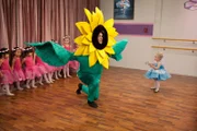 Mit gehangen, mit gefangen! Bob (Eric Allen Kramer) spielt in dem Ballett-Stück von Tochter Charlie (Mia Talerico, re.) eine große Sonnenblume.