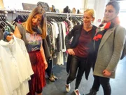 Petra (M.) und Shoppingbegleitung Elena suchen das perfekte Outfit.