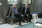 Um Licht in seine Ermittlungen zu bringen, befragt D.B. Russell (Ted Danson, l.) Mark Gabriel (Titus Welliver) zu dem Überfall auf das Waffenlager in Pakistan, bei dem eine Waffe benutzt wurde, die im Mordfall Newbury eine wichtige Rolle spielt.