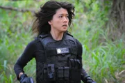Kann sie ihrem Ehemann Adam trauen? Kono (Grace Park) ist sich nicht mehr sicher, als Adam gemeinsam mit fünf anderen Häftlingen mit Hilfe eines chemischen Angriffs, fliehen konnte ...