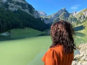 Bereits als Kind musste sich Andrea mit kruden Verschwörungserzählungen ihrer Mutter auseinandersetzen. Heute haben Andrea und ihre Mutter keinen Kontakt mehr.