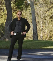 Als ein über und über mit Blut befleckter Mann aufgegriffen wird, der an Gedächtnisverlust leidet, wendet das CSI-Team um Horatio Caine (David Caruso) eine revolutionäre Technik an, um herauszufinden, was geschehen ist.