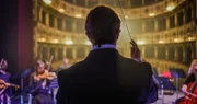 Der Dirigent ist der musikalische Leiter eines Orchesters und der kreative Kopf bei der künstlerischen Gestaltung eines Werks.