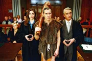Sandra (Rebecca Immanuel, l.) und Felix (Christoph M. Ohrt, r.) verdeutlichen unverständlich die Hintergründe der Tat von Andreas Maurer (Ralph Herforth, M.) ...