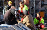 Dr. Martin Stein und Kris Haas werden mit dem Rettungswagen zu einem Einsatz gerufen, bei dem es einen Verletzten geben soll. Bei ihrem Eintreffen stellt sich heraus, dass dem nicht so ist und sie müssen Verstärkung anfordern.