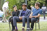 Lavon (Cress Williams, M.) drängt sich mit seinen Schwierigkeiten zwischen Zoe (Rachel Bilson, l.) und Joel (Josh Cooke, r.) ...
