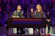 Rateteam-Kapitän Bernhard Hoëcker (l.) mit Schauspielerin Caroline Peters (r.).