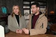 ACHTUNG SPERRFRIST! Die Veröffentlichung dieses Motives ist für alle ONLINE-MEDIEN (außer Programm-Presse) erst ab dem 21.04.2025 frei. Zoe (Lara Dandelion Seibert) befürchtet im Gespräch mit Carlos (Patrick Fernandez), dass sich John einmischt.