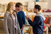 Cem (Daniel Rodic, r.) meldet sich zu Stefans (Hendrik Duryn) und Karins (Jessica Ginkel) Zufriedenheit doch noch für die Box-AG an.