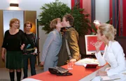Während Agnes (Susanne Szell, l.) und Hannah (Laura Osswald, 2.v.l.) gerührt die küssenden Lisa (Alexandra Neldel, M.) und Jürgen (Oliver Bokern, 2.v.r.) beobachten, schaut Sabrina (Nina-Friederike Gnädig, r.) eher skeptisch auf das angebliche Liebespaar.