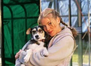 Laura (Cecilia Kunz), die Halbschwester von Dr. Stefan Frank.