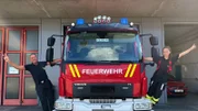 Marina darf mit Feuerwehrmann Tommi ein echtes Feuer löschen.