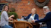 Beke (Felicitas Woll, l.) und ihre Eltern Renate (Hildegard Schroedter, M.) und Gerd Rieper (Volker Meyer-Dabisch, r.) trauen ihren Augen nicht, unerwartet kommt Bekes Ex-Mann David auf den Hof gefahren.