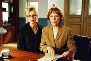 Jessi Love (Dana Golombek, l.) und ihre Anwältin Else Most (Uschi Heyer, r.) bei der Gegenüberstellung mit Andreas Maurer ...