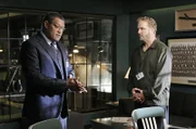 Gil Grissom trifft auf den Pathologen Dr. Raymond Langston im Fall des "Dick und Jane Killer".