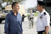 Pride (Scott Bakula, l.) und sein Team sollen für seinen alten Freund Samuel Nilsen (Nicholas Lea, r.) einen Fall aufklären.
