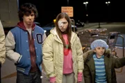 Ihre Mutter versprichtihnen, sie mit ihren Nörgeleien in Ruhe zu lassen, wenn Axl (Charlie McDermott, l.), Sue (Eden Sher, M.) und Brick (Atticus Shaffer, r.) dafür all ihre Aufgaben zuverlässig erledigen ...