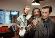 Eckhardt Warncke (Matthias Fuchs, r.) fordert, dass Lennart (Peter Heinrich Brix, l.) und Mahmud (Derval des Faria, Mitte) seinen Plan durchziehen.