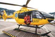 Ulli Steiner sitzt am Heliport in der Tür eines Rettungshubschraubers.