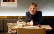 Dr. Roland Heilmann (Thomas Rühmann) wartet vergeblich im Restaurant auf seine Verabredung.