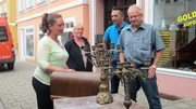 Von links: Christine, Nicole, Trödelexperte Mauro Corradino verkaufen Trödel an Händler Stefan.