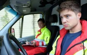 Kris Haas (Jascha Rust) musste bei einem Einsatz eine Entscheidung treffen und die Situation hat ihn überfordert. Nun zweifelt er an seiner Qualität als Rettungssanitäter.