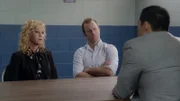 Während Dannys (Scott Caan, r.) Mutter Clara (Melanie Griffith, l.) vom FBI über den Tod ihres Sohnes befragt wird, muss Steve zusammen mit einem Autisten einen Mordfall aufklären ...