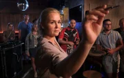 Lena Lorenz (Judith Hoersch) sucht Ablenkung in einer Dartsbar. (Weitere: Komparsen).