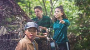 Karl (Lance Gernot Simon, v.l.n.r.) ist beunruhigt, es passieren seltsame Dinge im Wald, doch wird von Joshua (Georg Trappe) und Maxi (Kiana Ben Attou) nicht ernst genommen.