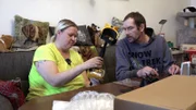 Sandra widmet sich einem neuen Hobby. Neben Diamond-Painting und Bügelperlen-Kunstwerken hat sie nun einen Metalldetektor für sich entdeckt.