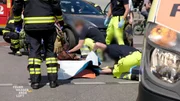 Die Feuerwehr München ist bei einem Verkehrsunfall zur Stelle.