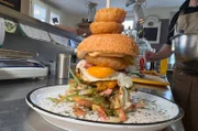 Worschtkopp: Burger mit Zwiebelringen.
