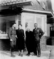 Nach der Rückkehr seiner Eltern aus dem Konzentrationslager Theresienstadt im Juni 1945 kommt es in den Niederlanden zum Wiedersehen zwischen ihnen und Freddies Großmutter.