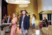 Staunend betritt Bruno (Tim Sander, M.) die glamouröse Kerima Moda-Welt.
