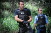 Müssen einen neuen Fall lösen, bei dem sechs Häftlinge mit Hilfe eines chemischen Angriffs, fliehen konnten: Steve (Alex O'Loughlin, l.) und Danny (Scott Caan, r.) ...