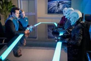 Captain Ed Mercer (Seth MacFarlane, l.); Commander Kelly Grayson (Adrianne Palicki, 2.v.l.)