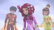 Mo (v.l.), Mia und Yuko suchen im Schnee nach einer Spur der nächsten Zutat für den "Trank der Einheit".