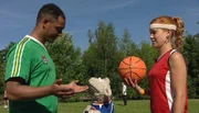 Pferd will mit Wolle „Möhrendrehen“ spielen, da geht er Fußball spielen. Und dann taucht auch noch dieser Toni (li.) auf, der Wolle (Mitte) Fußballtricks beibringen will. Eifersüchtig spioniert Pferd Wolle hinterher.