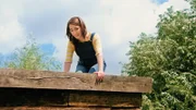 Mia (Margot Nuccetelli) wollte die Katze der Nachbarkinder vom Schuppen herunterholen. Nun sitzt sie selbst auf dem Dach fest.
