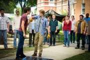 Wie weit wird Junior (Alexander Koch, vorne l.) gehen, um Joe (Colin Ford, vorne r.) folgsam zu machen?