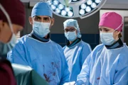 Dr. Ahrend und Elly Winter operieren Lutz Wagenfelds Hüftbruch, als der Herzmonitor plötzlich Alarm schlägt. Sie bekommen die Situation zwar in den Griff, die Ursache müssen sie nach der OP aber natürlich trotzdem finden. Dr. Niklas Ahrend (Roy Peter Link) und Elly Winter (Juliane Fisch) mit Komparsen.